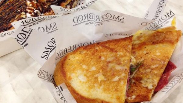 Menikmati Grilled Sandwich Renyah Berisi 4 Campuran Keju