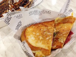 Smorrebrod: Ada Grilled Sandwich Renyah dengan Isi Lelehan Keju dan Marshmallow
