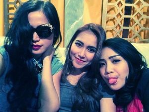 Ayu Ting Ting Contek Gaya Nagita Ber-sneakers Alexander McQueen Rp 7 Jutaan?