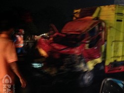 Truk Terguling di Tol Cikampek Arah Jakarta, Lalin Macet 7 Km