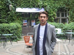 Rambut Reza Rahadian Mendadak Ash Brown di Surga yang (Tak) Dirindukan 2