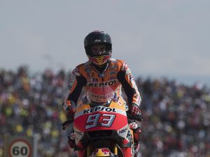 Lewat Twitter, Lorenzo Beri Selamat kepada Marquez