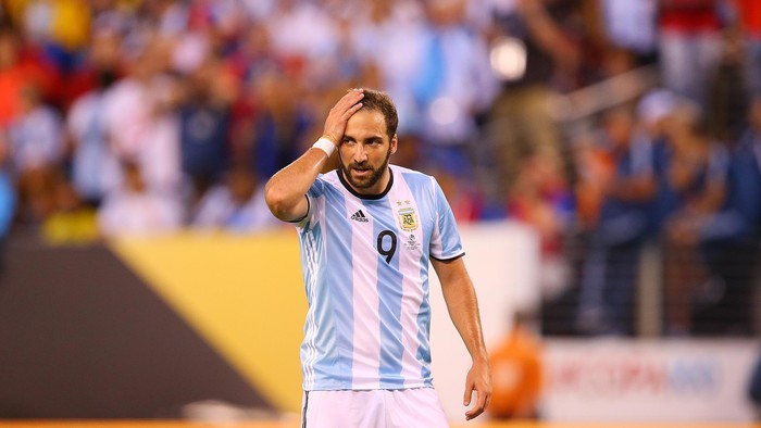 EAST RUTHERFORD, NJ - JUNE 26:  Gonzalo Higuain #9 of Argentina reacts after missing a scoring chance against Chile during the Copa America Centenario Championship match at MetLife Stadium on June 26, 2016 in East Rutherford, New Jersey.  (Photo by Mike Stobe/Getty Images)