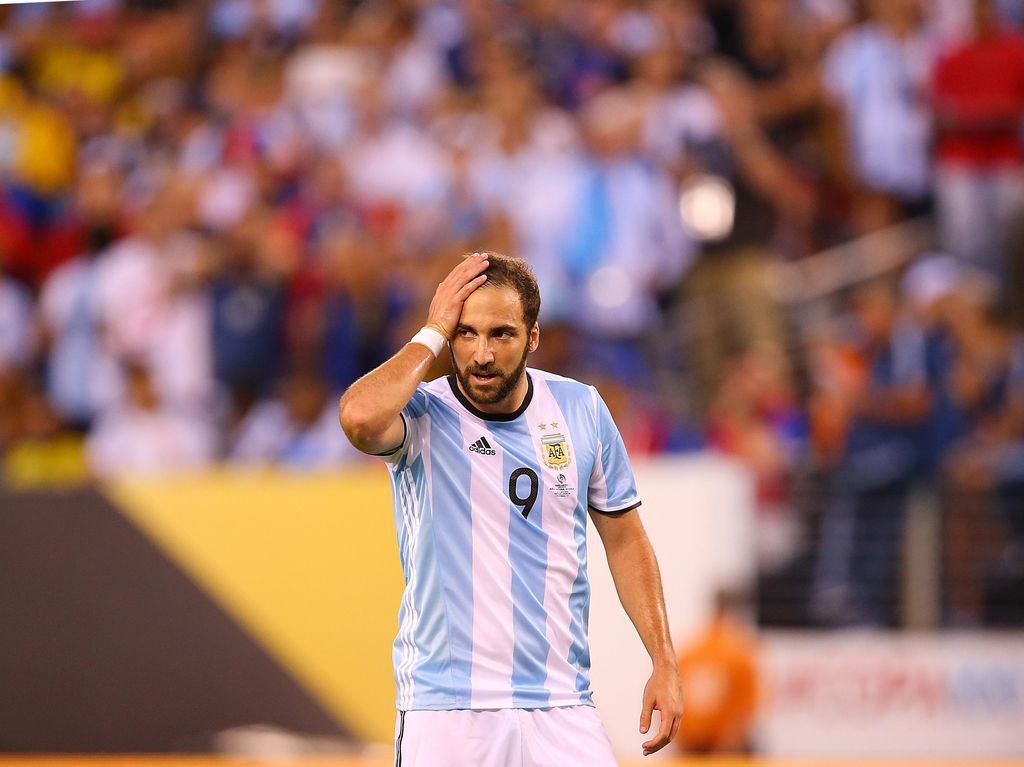 Nyaris Saja Higuain Pensiun Dini karena Dibully Nyaris Saja Higuain Pensiun Dini karena Dibully