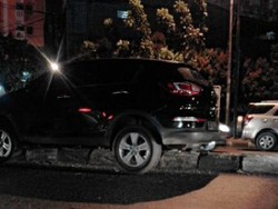 Mobil SUV Tersangkut di Separator Jalan Raya Pekayon, Bekasi