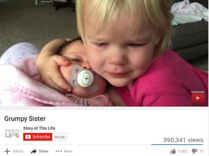 So Sweet, Memeluk Adik Bayinya Membuat Balita Ini Tak Lagi Uring-uringan