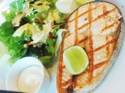 Mau Bikin Kulit Steak Ikan yang Garing Renyah, Ini Caranya!