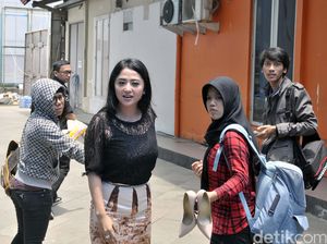 Dewi Persik Buru-buru, Mau Ke Mana?