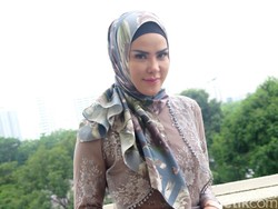 Mengintip Angel Lelga Bersolek di Kamar