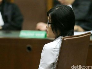 Dituntut 20 Tahun Penjara, Jessica Diam Tertunduk