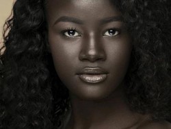 Foto: Kecantikan Khoudia Diop, Model dengan Kulit Hitam Legam yang Mendunia