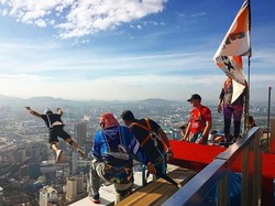 Ngeri-ngeri Seru! Seratusan Traveler Base Jump dari Puncak Menara Kuala Lumpur