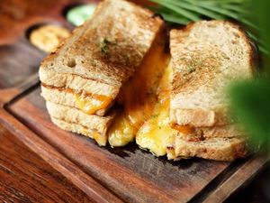 Nyam! Enaknya Mencicip Sandwich Gurih dan Racikan Kopi Hangat