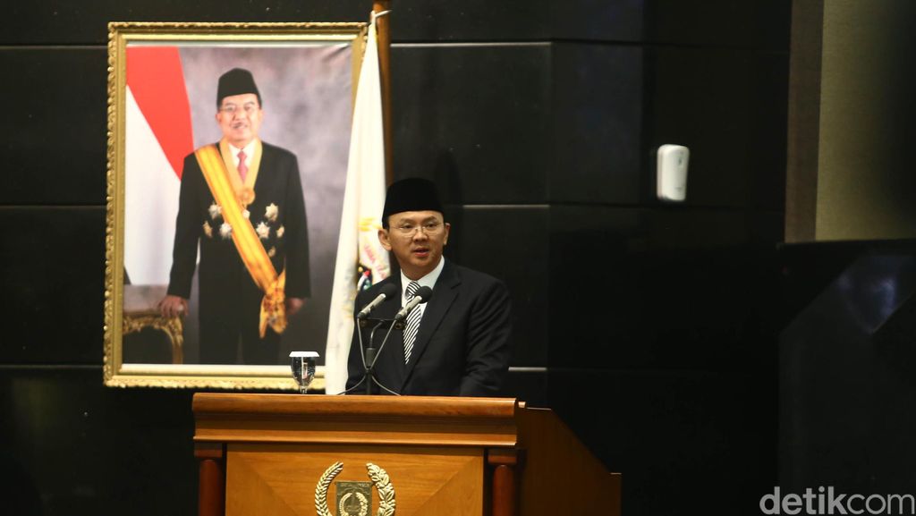 Ahok Hadiri Rapat Paripurna Soal Perubahan APBD Ahok Hadiri Rapat Paripurna Soal Perubahan APBD