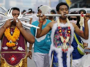 Berani Lihat Festival Debus Thailand?