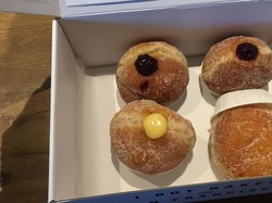 Pria Ini Menyamar Jadi Pengantar Donat untuk Kirim Lamaran Kerja ke Biro Iklan