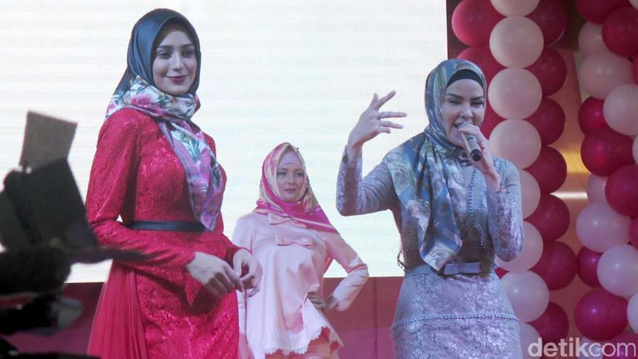 Angel Lelga Pamerkan Busana  Muslim  Rancangannya di Malaysia 