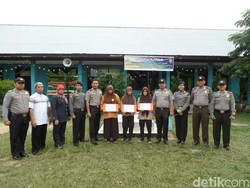 Polsek Rengat Barat di Riau Beri Beasiswa Keluarga Tak Mampu