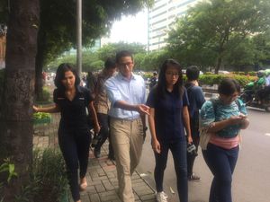 Jalan Kaki di Kuningan, Sandiaga Uno Kritik Trotoar Rusak yang Membahayakan