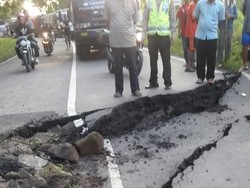 Aspal Jalan Raya Bandung-Cirebon Ambles