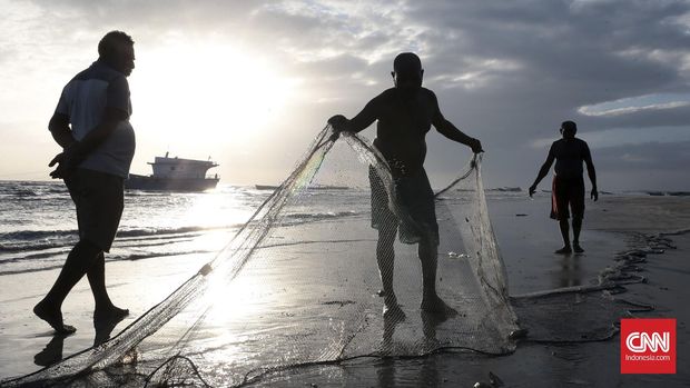 Nelayan sedang merapikan jaring saat selesai menjaring udang dan ikan di pantai lampu satu Merauke,Papua. Keberadaan Pantai Lampu Satu ini, terletak kurang lebih 3 Km dari pusat kota Merauke atau 10 menit dapat ditempuh dalam perjalanan darat. Pantai yang terletak di kawasan Kampung Buti ini di domisili oleh nelayan yang mayoritas asal Buton, Bugis dan makasar. Jarang sekali bisa menemukan nelayan asli orang Papua di daerah pesisir pantai ini.CNN Indonesia/Andry Novelino