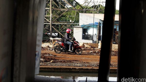 Hindari Macet, Pemotor Lewati Pinggir Kalimalang