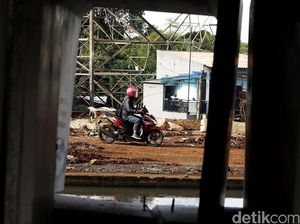 Hindari Macet, Pemotor Lewati Pinggir Kalimalang