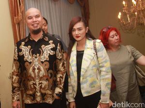 Ahmad Dhani Diledek karena Makan di Kaki Lima, Ini Pembelaan Mulan Jameela