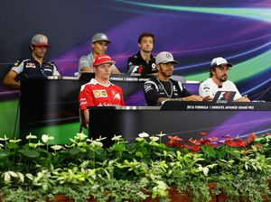 Cairkan Suasana, Hamilton Mainkan Snapchat Saat Konferensi Pers