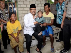 Gus Ipul Sambangi Bocah 7 Tahun di Tuban yang Hidup Terpasung