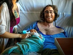 Mengharukan! Kisah Ayah dengan Kanker yang Sambut Kelahiran Anaknya