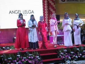 Angel Lelga Pamerkan Busana Muslim Rancangannya di Malaysia