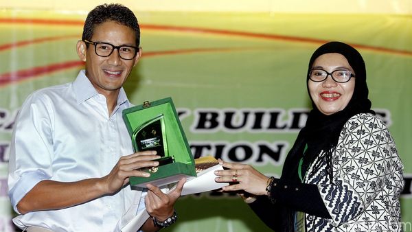 Sandiaga Uno Terima Penghargaan