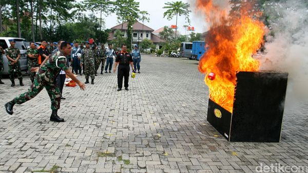 Uji Coba Elide Fire Ball Untuk Memadamkan Api