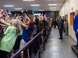 Kisah di Balik Selfie Massal Membelakangi Hillary