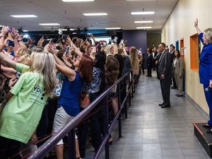 Kisah di Balik Selfie Massal Membelakangi Hillary Kisah di Balik Selfie Massal Membelakangi Hillary