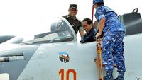 Jokowi Jajal Kokpit Sukhoi SU-30