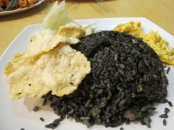 Gara-gara Tinta Cumi, Nasi Goreng Jadi Hitam Gurih