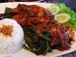 Yuk, Nikmati Ayam Bakar Bumbu Rujak yang Pedas Manis di Sini!