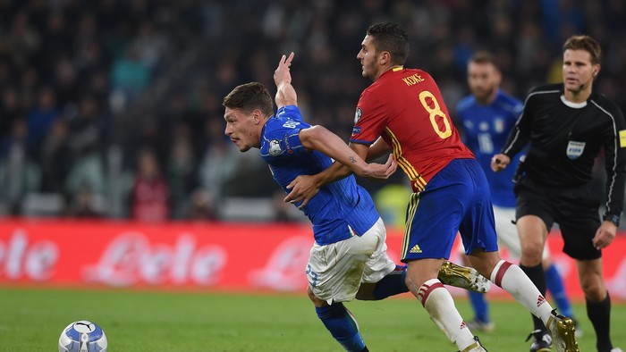 TURIN, ITALY - OCTOBER 06:  Koke of Spain challenges Andrea Belotti of Italy during the FIFA 2018 World Cup Qualifier between Italy and Spain at Juventus Stadium on October 6, 2016 in Turin, Italy.  (Photo by Claudio Villa/Getty Images)