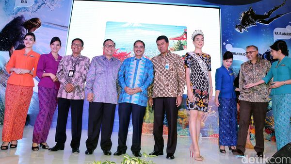 Aksi Menpar Saat Resmikan Pameran Garuda Travel Fair 2016