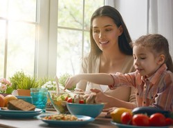 Perhatikan Tiga Hal Penting Ini Sebelum Berikan Makanan Untuk Si Kecil