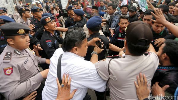 Aksi Demo Mahasiswa di KPK Ricuh