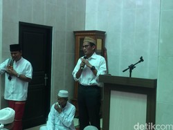 Salat Jumat di Cilangkap, Sandiaga Soroti Harga Sembako dan Pekerjaan