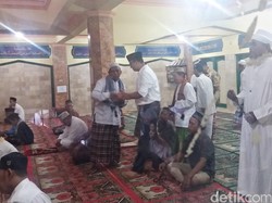 Blusukan di Jakbar, Anies Baswedan Salat Jumat di Kampung Guji