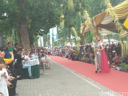 Saat Trotoar Jadi Arena Para Model Berlenggak-lenggok