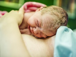 Ini yang Perlu Dipahami Soal Skin To Skin Contact dan Inisiasi Menyusu Dini