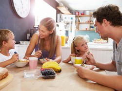 3 Kebiasaan Ini Bisa Membuat si Kecil Terbiasa Konsumsi Makanan Sehat