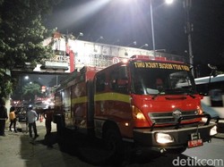 Dishub DKI Bongkar Reklame di JPO Warung Jati