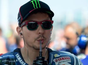 Saat Lorenzo Melesat Pakai Jet Darat Saat Lorenzo Melesat Pakai Jet Darat